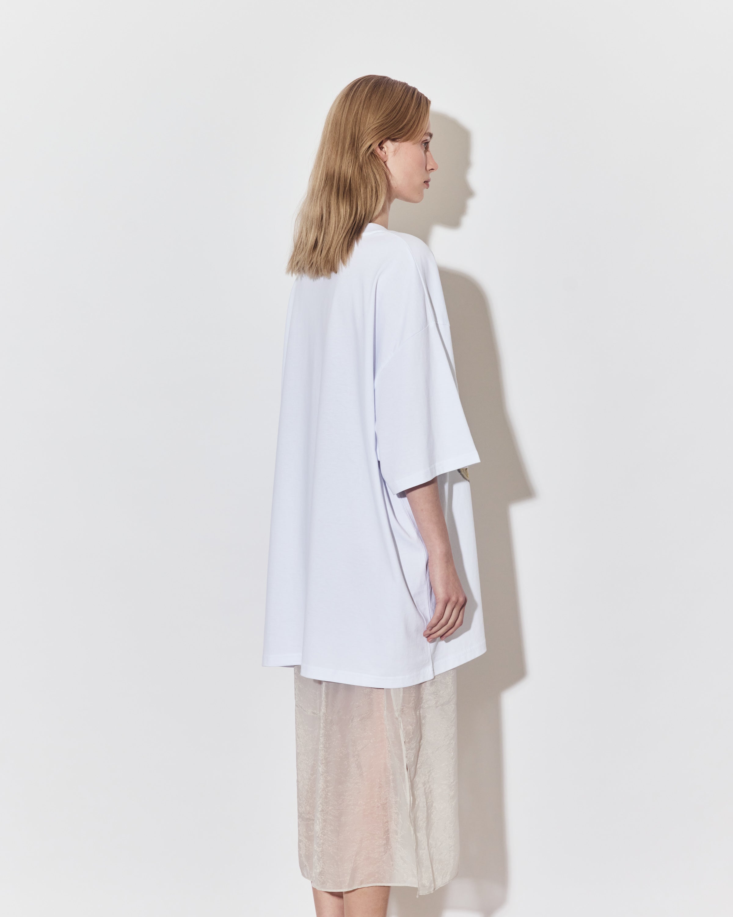Model with oversized t-shirt that can also be worn as a dress