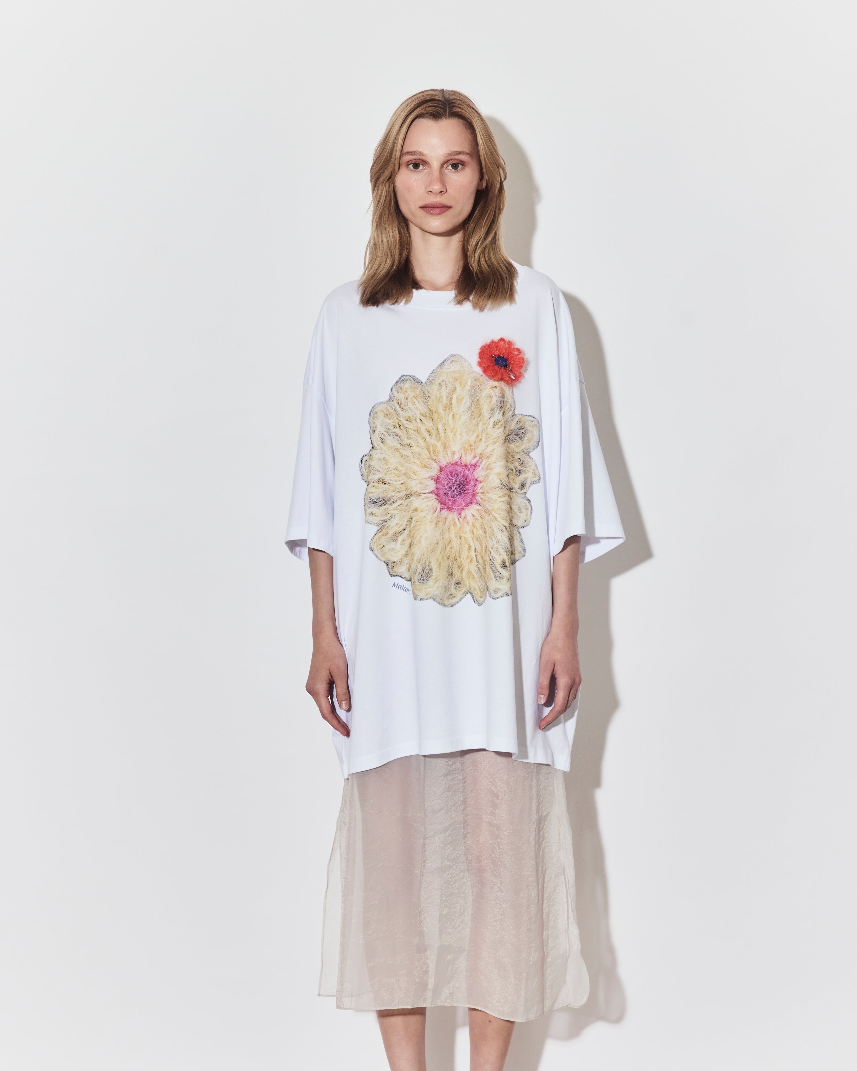 Model with oversized t-shirt that can also be worn as a dress
