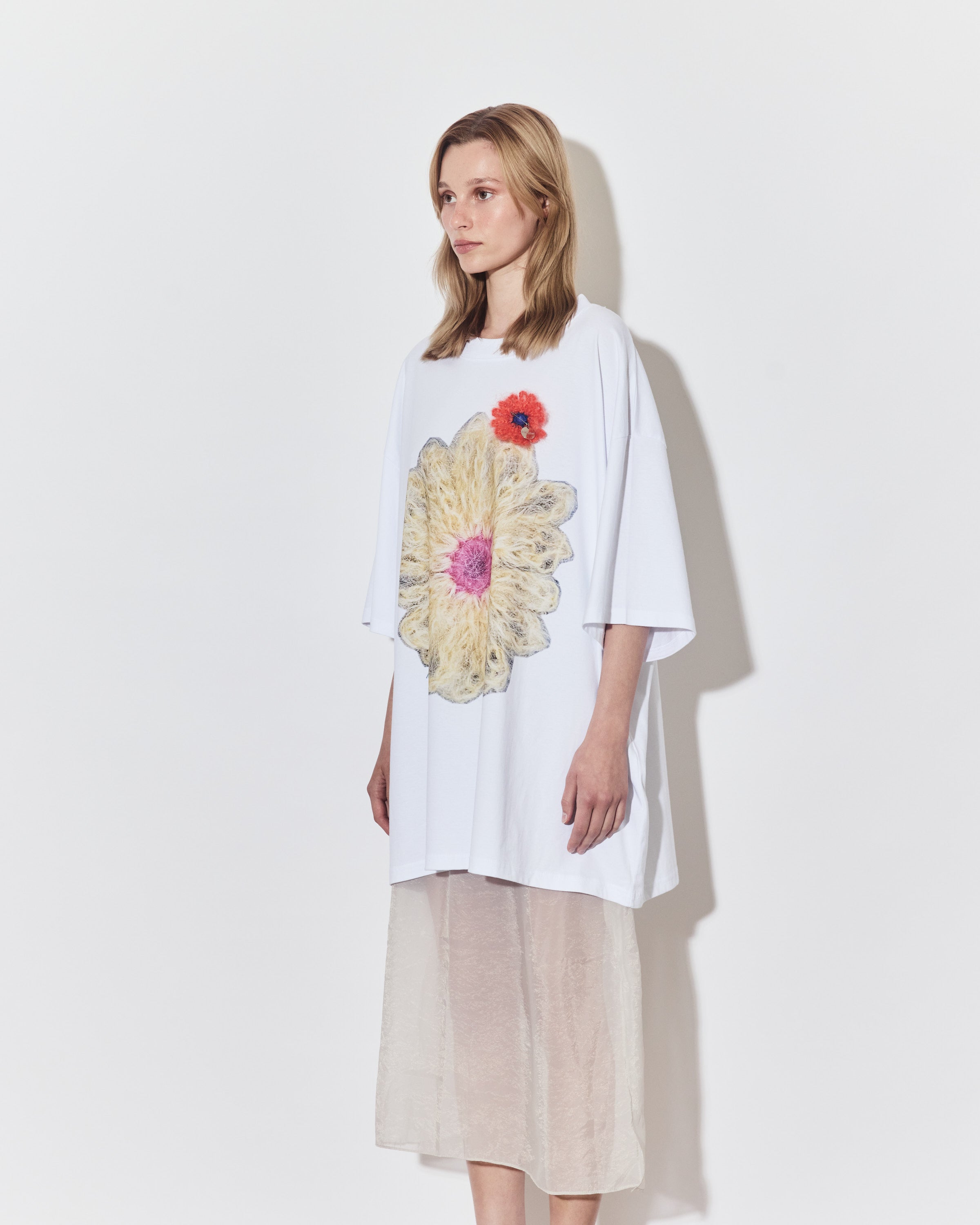 Model with oversized t-shirt that can also be worn as a dress