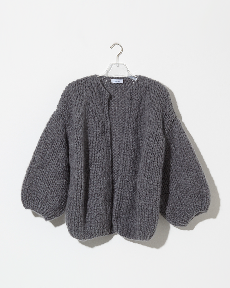 Oversized cardigan in grey.