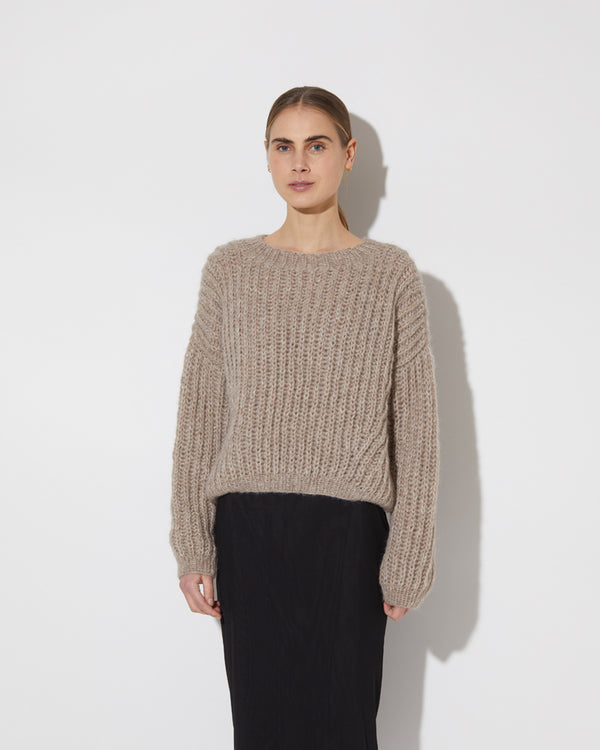 Frontal view of model wearing the new in Alpaca Brioche Pullover in the color 'Greige ZQ03'