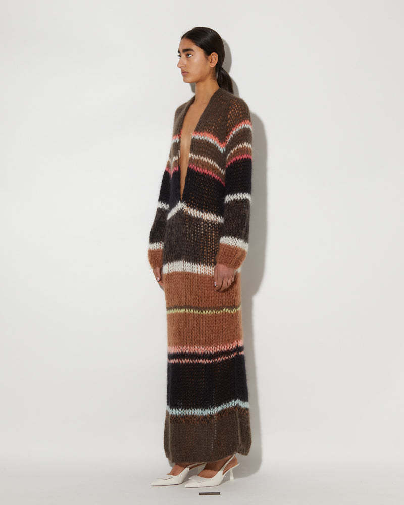 Maiami long dress with wide v-neck and long sleeves.