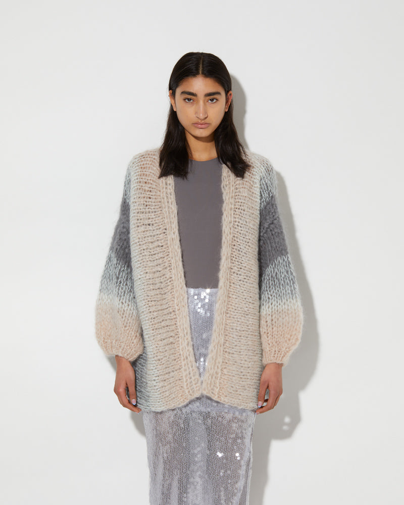 Model is wearing Maiami Big Cardigan in grey. 