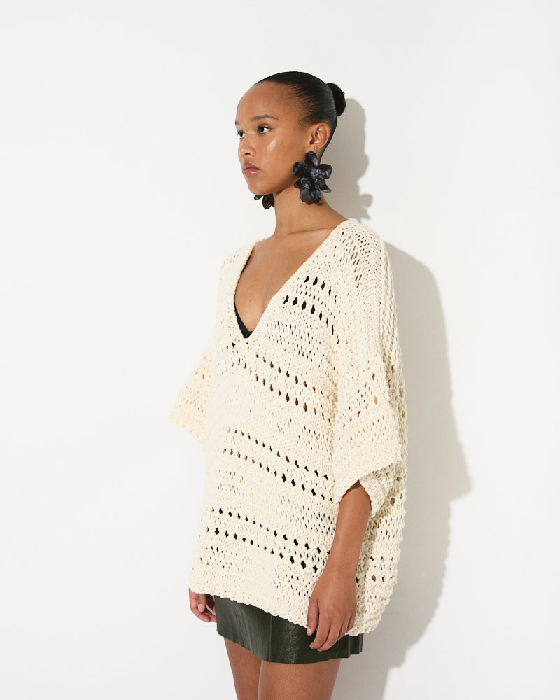 Model wearing v-neck dropstitch tee in organic cotton by Maiami, Spring 2025
