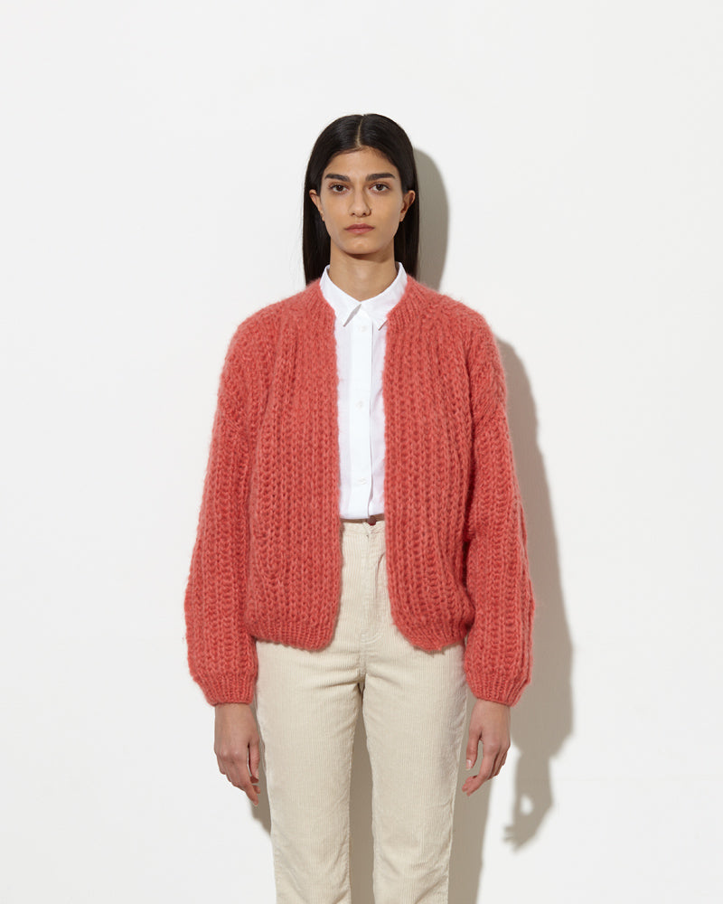 Model wearing Cashmere cardigan women in the colour raspberry.
