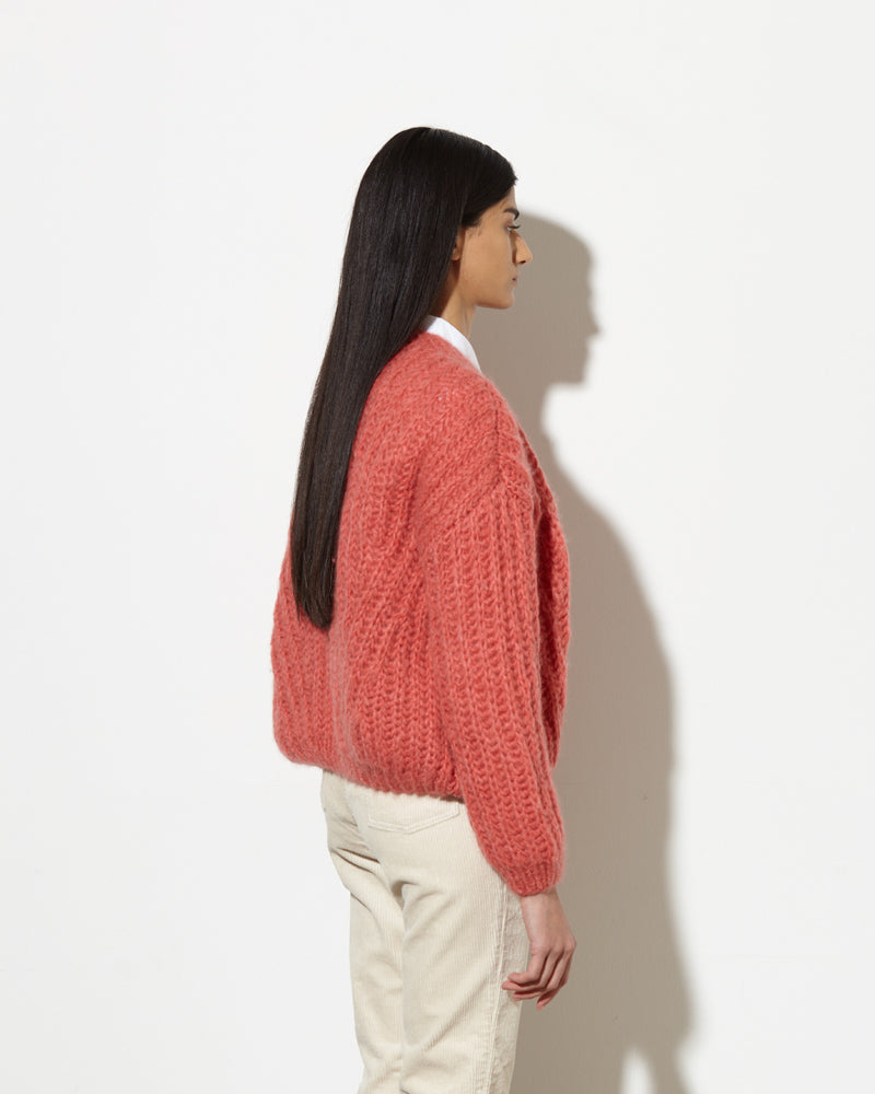 Model from the back wearing Cashmere cardigan women in the colour raspberry.